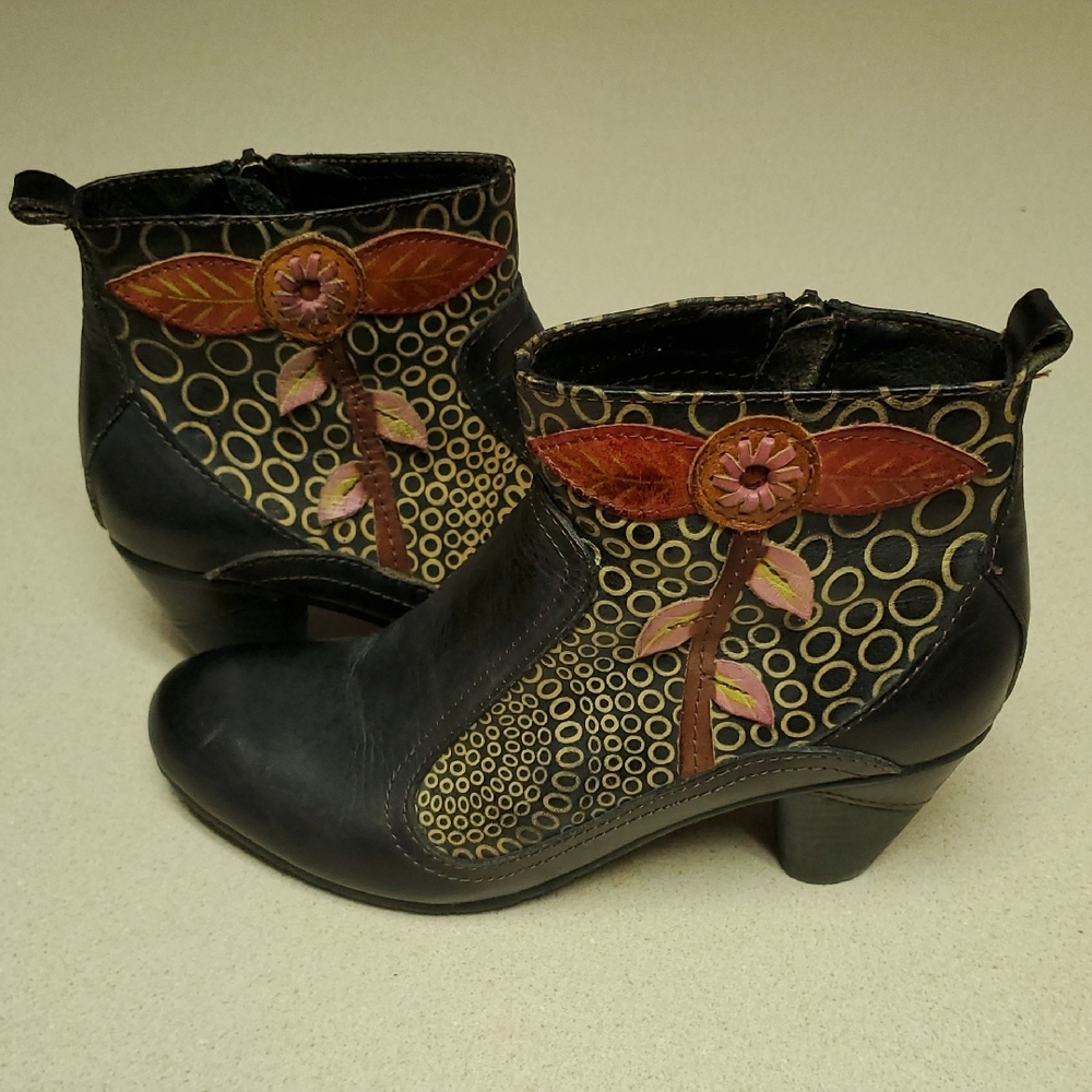 L'artiste Parfum Black and Multicolor Ankle Boots